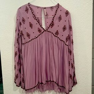 Free people BoHo style embroidered top frayed hem styling.